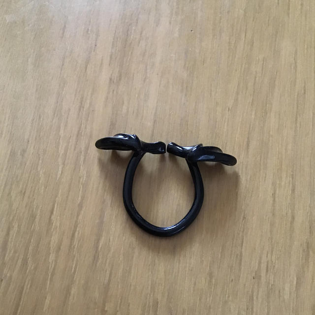 黒の羽のリング レディースのアクセサリー(リング(指輪))の商品写真