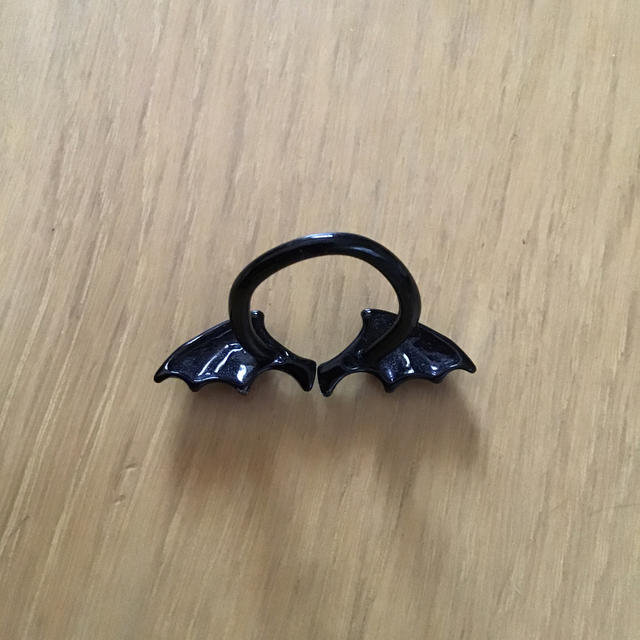 黒の羽のリング レディースのアクセサリー(リング(指輪))の商品写真