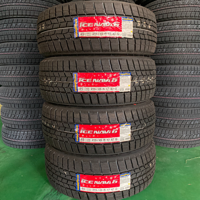 Goodyear(グッドイヤー)の【送料無料】グッドイヤー 215/45R17新品スタッドレス4本セット◆ナビ6 自動車/バイクの自動車(タイヤ)の商品写真