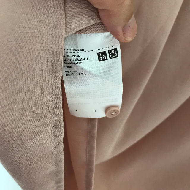 UNIQLO(ユニクロ)のUNIQLO 長袖ブラウス ピンクベージュ  M レディースのトップス(シャツ/ブラウス(長袖/七分))の商品写真