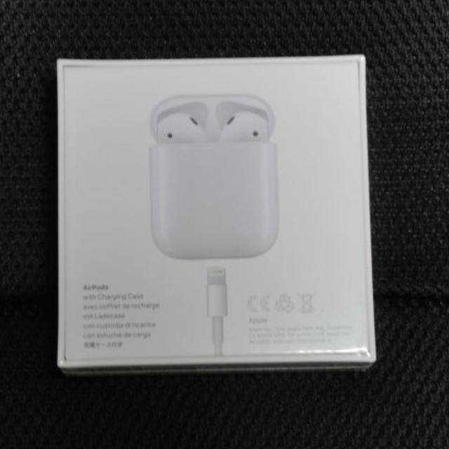 Apple(アップル)の新品 Apple AirPods 第2世代 正規品 MV7N2J/A スマホ/家電/カメラのオーディオ機器(ヘッドフォン/イヤフォン)の商品写真