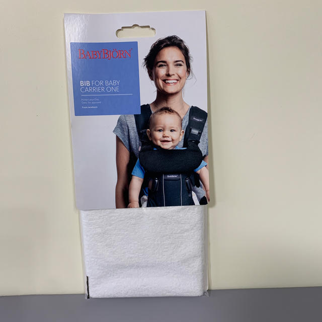 BABYBJORN(ベビービョルン)の[新品！] ベビービョルン ベビーキャリア One+専用スタイ キッズ/ベビー/マタニティの外出/移動用品(抱っこひも/おんぶひも)の商品写真