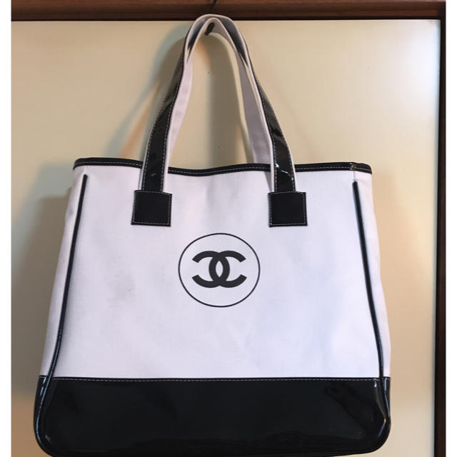 CHANEL(シャネル)のCHANEL ノベルティ トートバッグ (ホワイト×ブラック) レディースのバッグ(トートバッグ)の商品写真