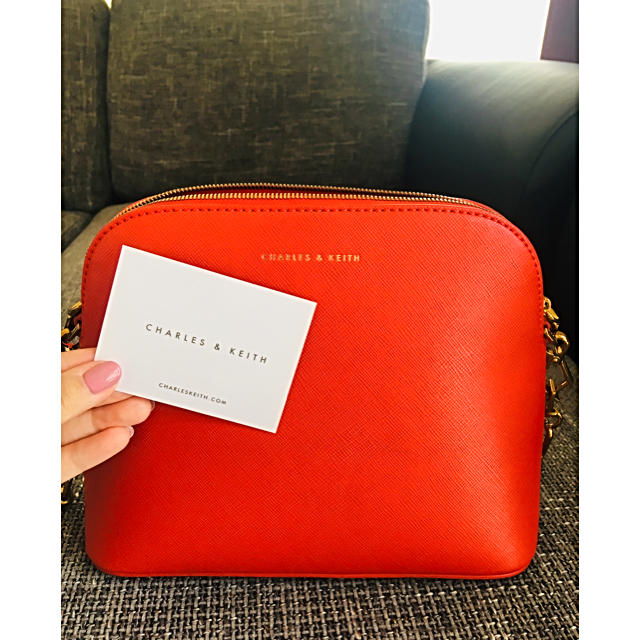 Charles and Keith(チャールズアンドキース)の[CHARLES & KEITH] 美品 ショルダーバッグ レッド 未使用品 レディースのバッグ(ショルダーバッグ)の商品写真