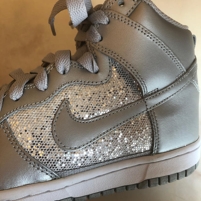 NIKE - NIKE シルバースニーカー レアの通販 by Akurah/s Shop NIKE - NIKE シルバースニーカー レアの通販 by Akurah/s Shop