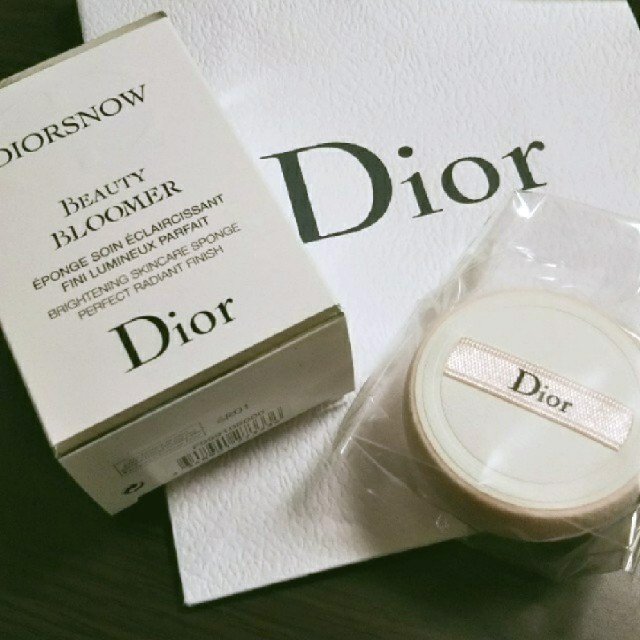 Dior(ディオール)の【新品未使用品】ディオール　スノーブルームパーフェクトスポンジ コスメ/美容のベースメイク/化粧品(その他)の商品写真