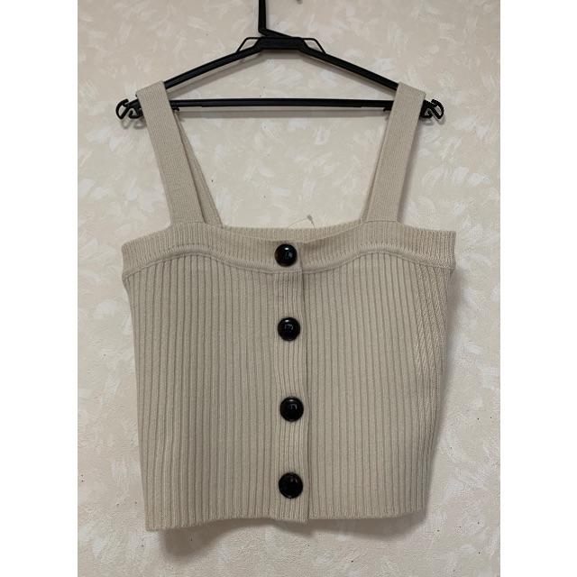 Gu フロントボタンニットビスチェq ベージュ 新品未使用の通販 By ゆみち S Shop ジーユーならラクマ