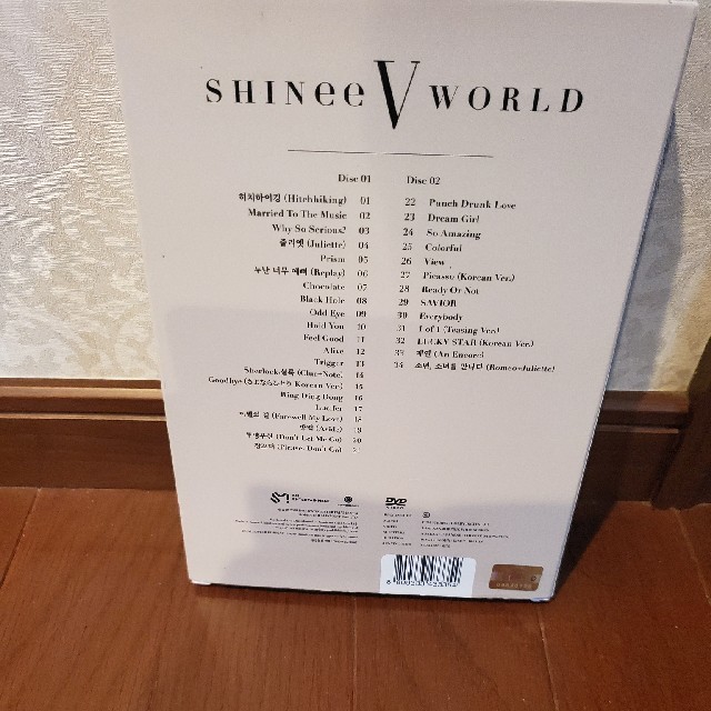 SHINee(シャイニー)の中古　SHINee　Ⅴ　WORLD エンタメ/ホビーのDVD/ブルーレイ(ミュージック)の商品写真