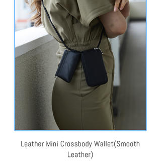 Leather Mini Crossbody Wallet(財布)