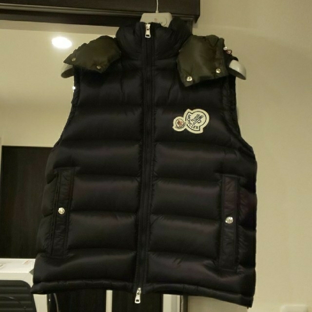 MONCLER(モンクレール)のモンクレールダウンベスト メンズのジャケット/アウター(ダウンベスト)の商品写真