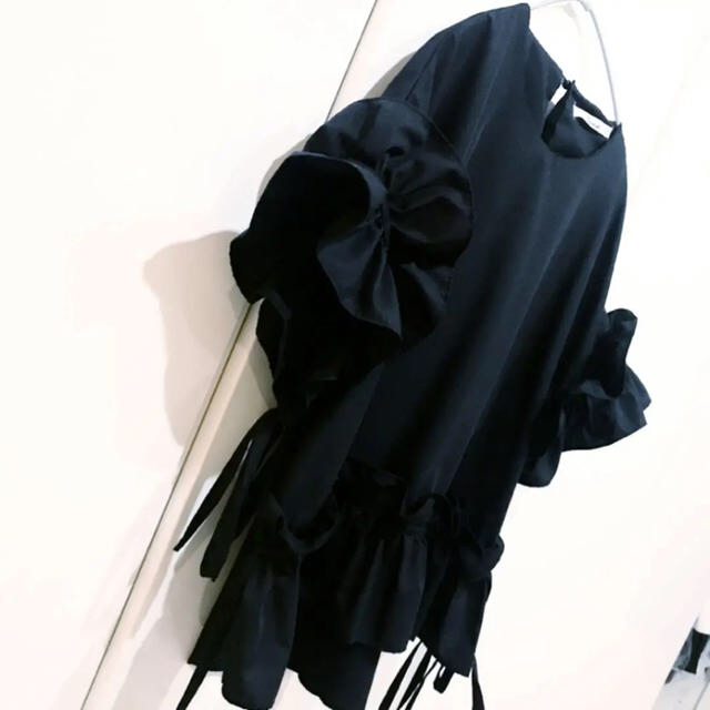 レディース 半袖 ボリュームフリルブラウス ウエストリボン ブラックフリル レディースのトップス(シャツ/ブラウス(半袖/袖なし))の商品写真