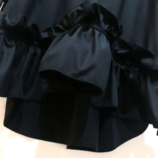 レディース 半袖 ボリュームフリルブラウス ウエストリボン ブラックフリル レディースのトップス(シャツ/ブラウス(半袖/袖なし))の商品写真