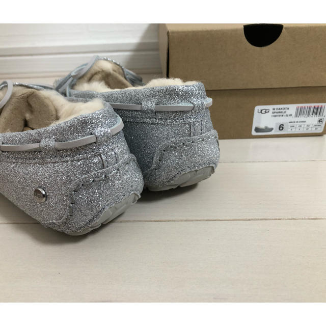 UGG(アグ)の【ぺぱみん様専用】23.0 UGG ダコタ モカシン スパークル レディースの靴/シューズ(スリッポン/モカシン)の商品写真