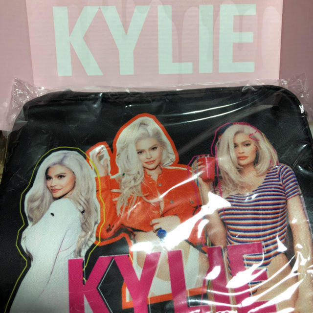 Kylie Cosmetics(カイリーコスメティックス)の最終値下げ！新品未使用！カイリーコスメティックスメイクバック レディースのファッション小物(ポーチ)の商品写真