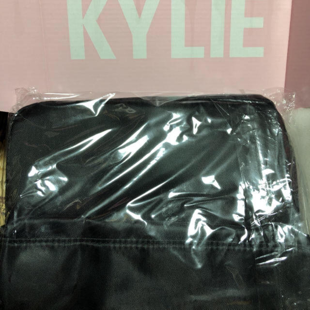 Kylie Cosmetics(カイリーコスメティックス)の最終値下げ！新品未使用！カイリーコスメティックスメイクバック レディースのファッション小物(ポーチ)の商品写真