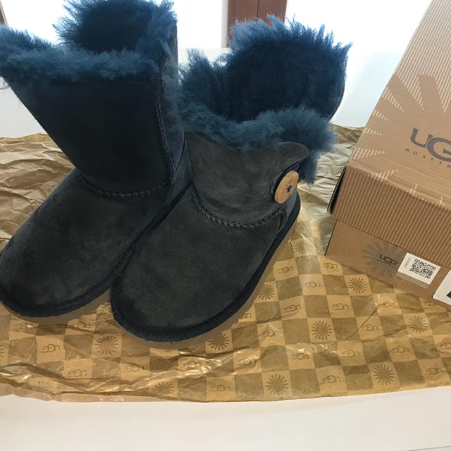 UGG(アグ)のUGG  BAILEY BUTTON  アグ キッズ キッズ/ベビー/マタニティのキッズ靴/シューズ(15cm~)(ブーツ)の商品写真