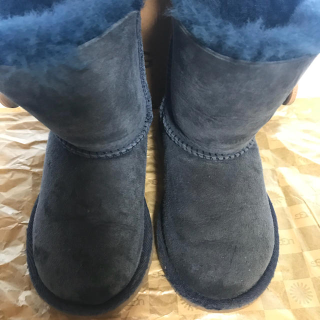 UGG(アグ)のUGG  BAILEY BUTTON  アグ キッズ キッズ/ベビー/マタニティのキッズ靴/シューズ(15cm~)(ブーツ)の商品写真