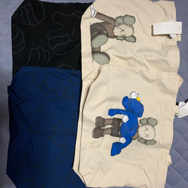 UNIQLO(ユニクロ)のKAWS カウズ × UNIQLO ユニクロ コラボ 新品未使用 2019発売 メンズのトップス(Tシャツ/カットソー(半袖/袖なし))の商品写真