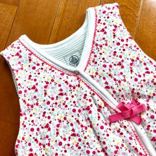 プチバトー(PETIT BATEAU)のpetit Bateau プチバトー スリーパー 小花柄 新品未使用(ベビー布団)