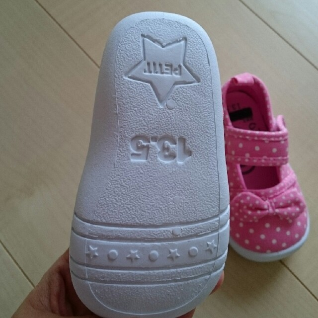 スニーカー 女の子 13 5センチの通販 By あおまめ S Shop ラクマ スニーカー 女の子 13 5センチの通販 By あおまめ S Shop ラクマ