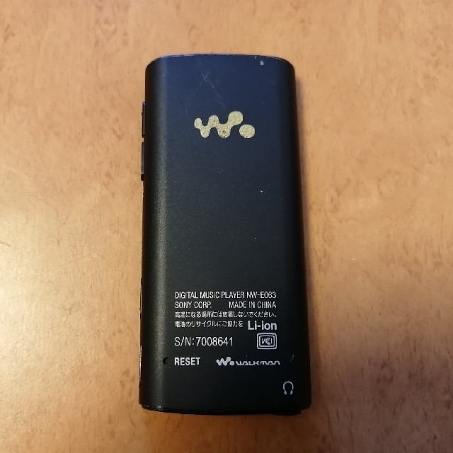 WALKMAN(ウォークマン)の（みな様ご予約済み）SONY WALKMAN NW-E063 スマホ/家電/カメラのオーディオ機器(ポータブルプレーヤー)の商品写真