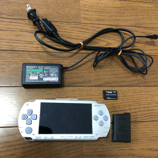 PlayStation Portable(プレイステーションポータブル)の【お値下げ】PSP シルバー 一式 エンタメ/ホビーのゲームソフト/ゲーム機本体(携帯用ゲーム機本体)の商品写真