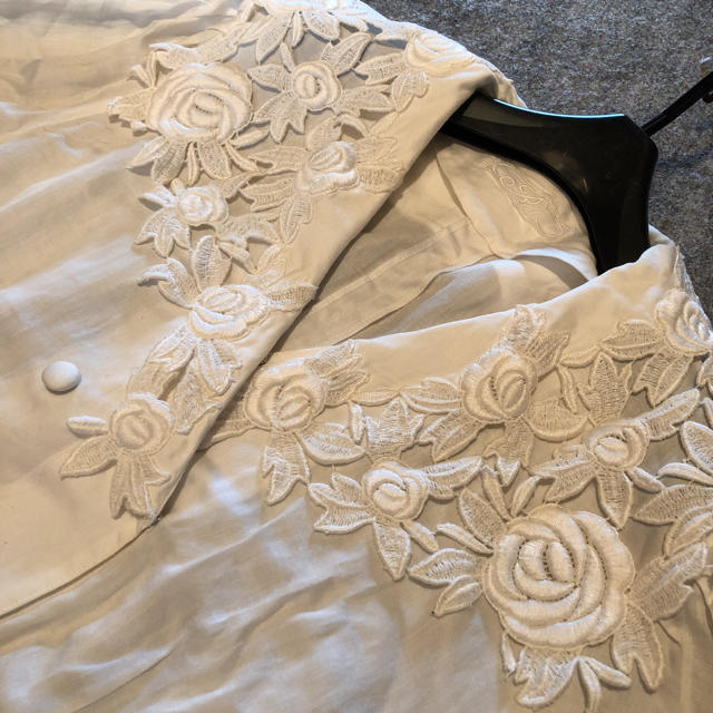 Lochie(ロキエ)の花柄レースシャツ 七分袖 レディースのトップス(シャツ/ブラウス(長袖/七分))の商品写真