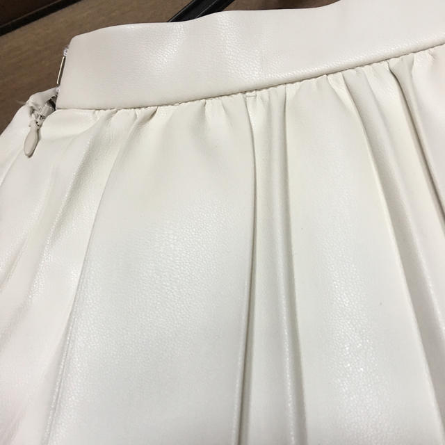 フェイクレザー プリーツスカート オフホワイト レディースのスカート(ひざ丈スカート)の商品写真