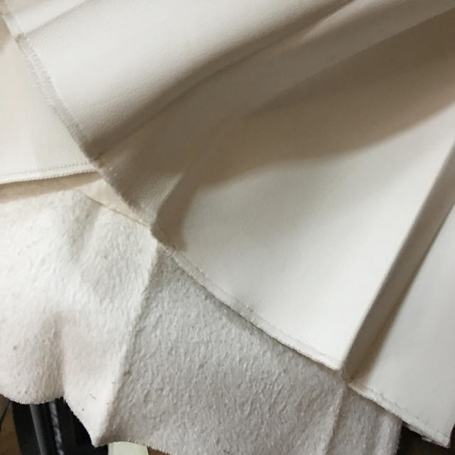 フェイクレザー プリーツスカート オフホワイト レディースのスカート(ひざ丈スカート)の商品写真