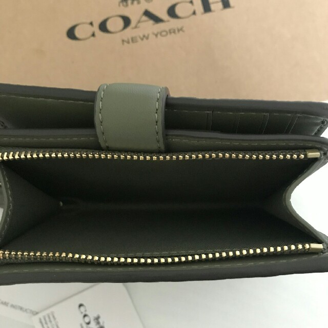 COACH(コーチ)の【新品】COACH(コーチ) エンボス グリーン レザー 折り財布 レディースのファッション小物(財布)の商品写真