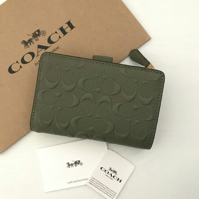 COACH(コーチ)の【新品】COACH(コーチ) エンボス グリーン レザー 折り財布 レディースのファッション小物(財布)の商品写真