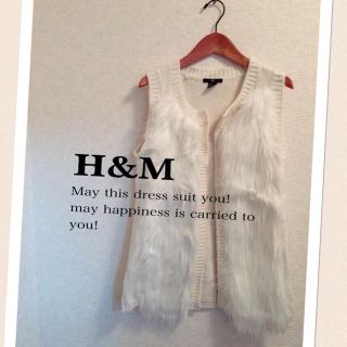 エイチアンドエム(H&M)のH&M白ホワイトニットベストファー付き(ニット/セーター)