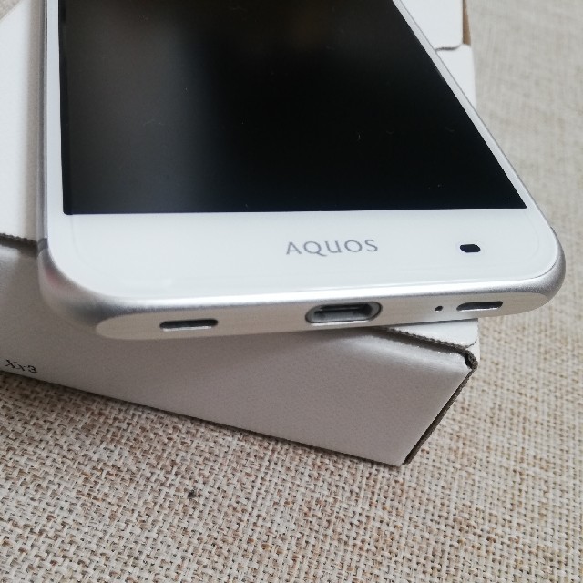 Softbank(ソフトバンク)のSoftBank  AQUOS Xx3 white スマホ/家電/カメラのスマートフォン/携帯電話(スマートフォン本体)の商品写真