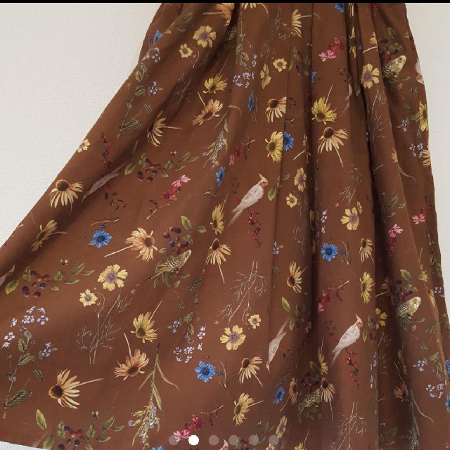 Chesty(チェスティ)のお花×小鳥柄 フレアロングスカート 新品未使用 レディースのスカート(ロングスカート)の商品写真
