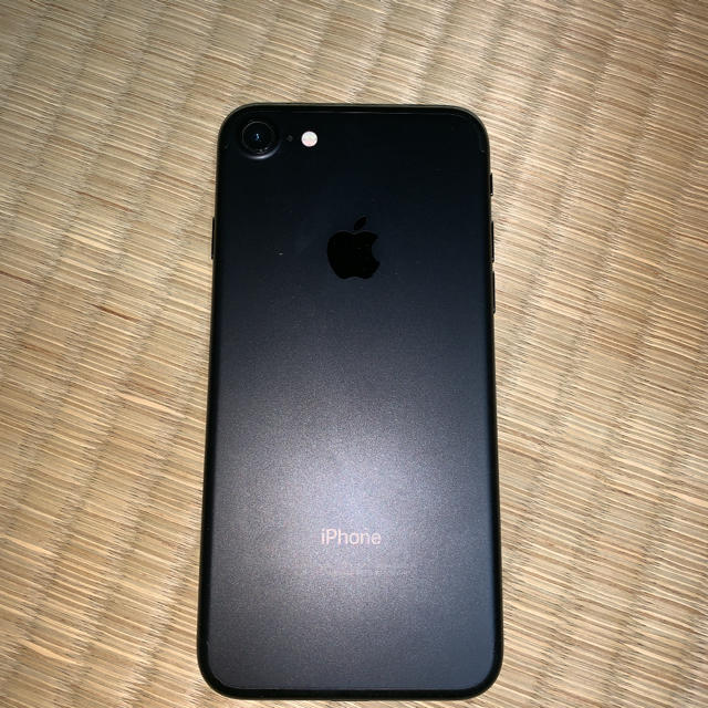 Apple 7ジェットブラック32ギガの通販 by 翔's shop｜アップルならラクマ - iPhone 定番
