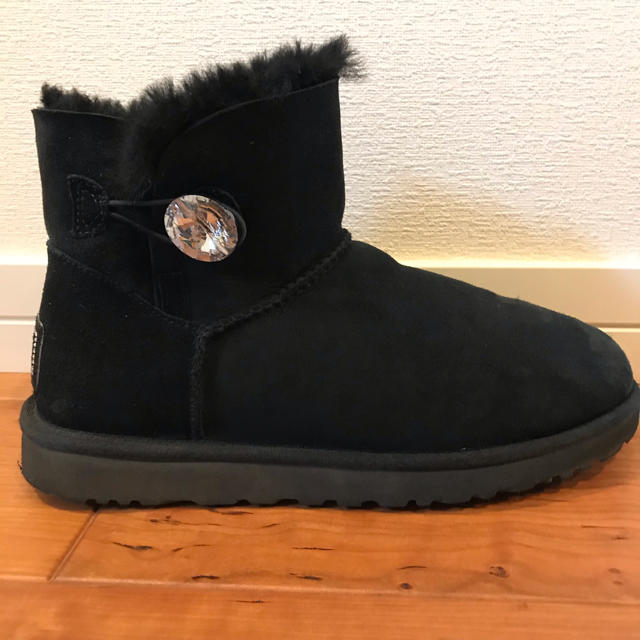 UGG(アグ)の【りんりん様専用】UGG ベイリーボタン　ミニ　スワロフスキー　ブラック　25 レディースの靴/シューズ(ブーツ)の商品写真