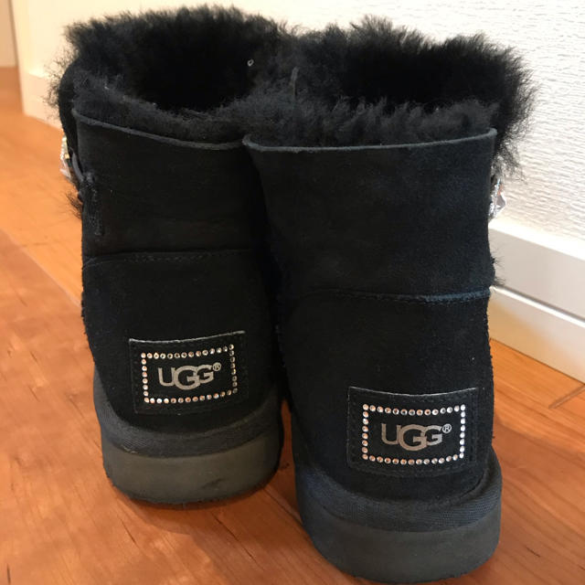 UGG(アグ)の【りんりん様専用】UGG ベイリーボタン　ミニ　スワロフスキー　ブラック　25 レディースの靴/シューズ(ブーツ)の商品写真