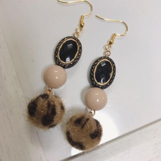 エイミーイストワール(eimy istoire)のハンドメイド ピアス ヒョウ柄 レオパード柄ファーチャーム大人可愛い(ピアス)