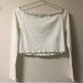 エイチアンドエム(H&M)のフリルトップス(カットソー(長袖/七分))