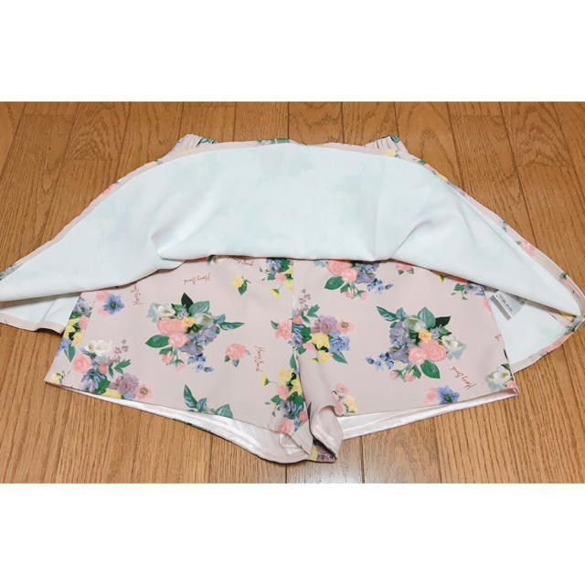 Honey Bunch(ハニーバンチ)のHONEY BUNCH 花柄ベージュスカート レディースのスカート(ミニスカート)の商品写真