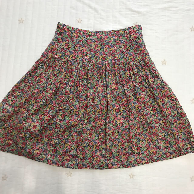 Aylesbury(アリスバーリー)の【Aylesbury】レッドの花柄スカート レディースのスカート(ひざ丈スカート)の商品写真