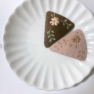 キャラメルベビー&チャイルド(Caramel baby&child )のflower embroidery triangle pin(ファッション雑貨)