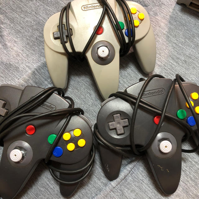 NINTENDO 64(ニンテンドウ64)のニンテンドー64  コントローラー 3個セット エンタメ/ホビーのゲームソフト/ゲーム機本体(その他)の商品写真