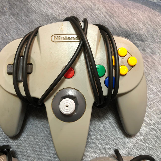 NINTENDO 64(ニンテンドウ64)のニンテンドー64  コントローラー 3個セット エンタメ/ホビーのゲームソフト/ゲーム機本体(その他)の商品写真