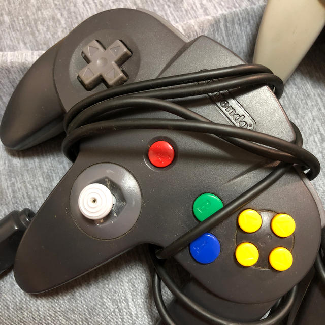 NINTENDO 64(ニンテンドウ64)のニンテンドー64  コントローラー 3個セット エンタメ/ホビーのゲームソフト/ゲーム機本体(その他)の商品写真