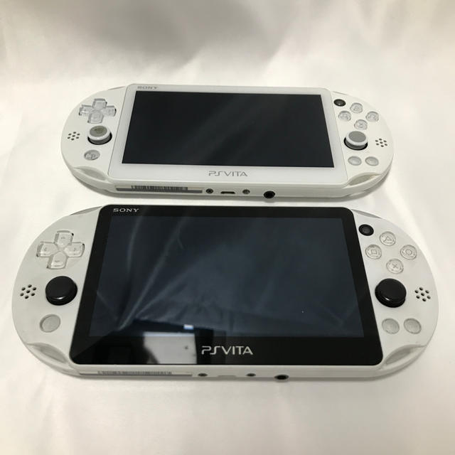 PlayStation Vita(プレイステーションヴィータ)のvita  PCH2000 ジャンク 二台セット エンタメ/ホビーのゲームソフト/ゲーム機本体(携帯用ゲーム機本体)の商品写真