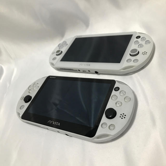 PlayStation Vita(プレイステーションヴィータ)のvita  PCH2000 ジャンク 二台セット エンタメ/ホビーのゲームソフト/ゲーム機本体(携帯用ゲーム機本体)の商品写真