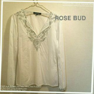 ローズバッド(ROSE BUD)のビジュー付、白シャツ(シャツ/ブラウス(長袖/七分))