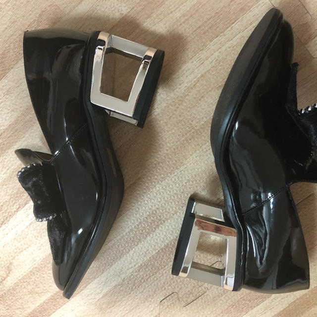 JEFFREY CAMPBELL(ジェフリーキャンベル)の新品ジェフリーキャンベルJeffrey Campbellリボン付蹄ヒールシューズ レディースの靴/シューズ(ローファー/革靴)の商品写真