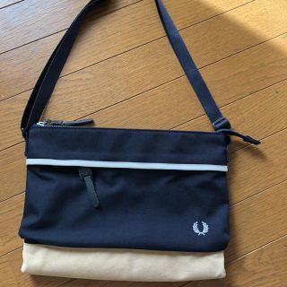 フレッドペリー(FRED PERRY)のフレッドペリー サコッシュ ネイビー＆アイボリー(ショルダーバッグ)